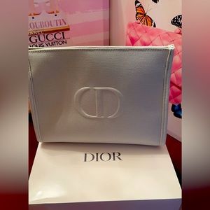 ✨New Auth Dior makeup/cosmetic bag comes with Dior✨